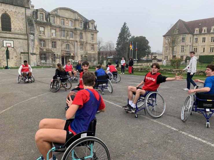 élèves en fauteuils