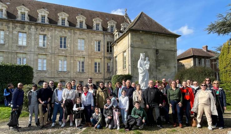 groupe autour statue